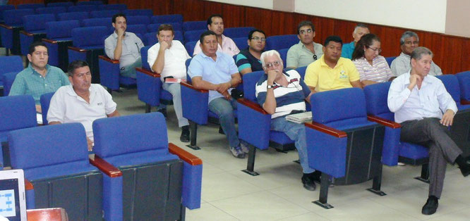 Delegados de industrias asentadas en el eje territorial Manta - Montecristi - Jaramijó, consensuando el manejo ambiental con EPAM. Manta, Ecuador. 