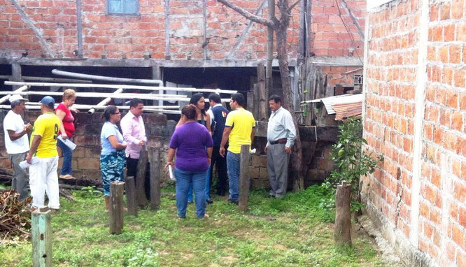 Inspección de sitios con posibles criaderos del mosquito que propaga el virus chikungunya. Chone, Ecuador.