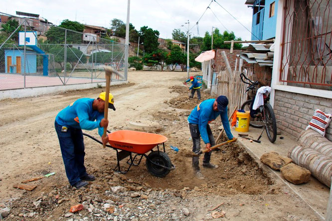 Trabajo de mejoramiento en una calle del Barrio San Valentín, concursante del programa municipal "Mi barrio bonito". Manta, Ecuador. (Foto: GAD Manta)
