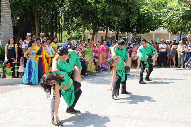 Bailarines hacen una representación coreográfica en el Parque Central. Manta, Ecuador.
