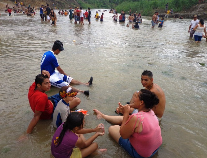 Devotos de San Juan cumplen el rito anual de bañarse en el Río Carrizal. Calceta, Ecuador.
