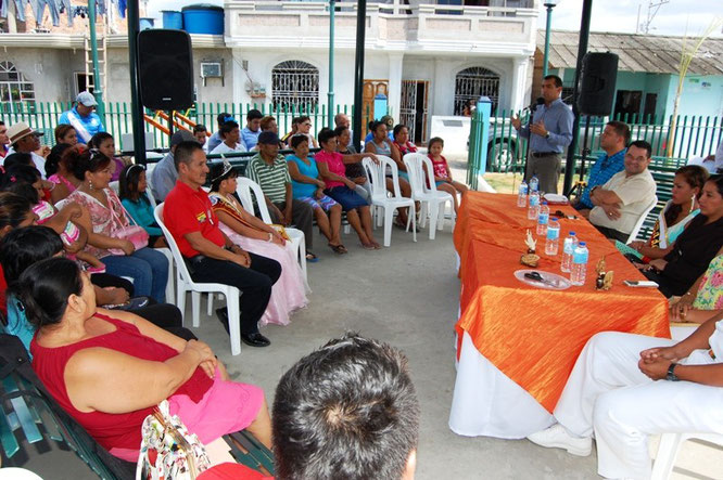 Acto social comunitario para inaugurar un parque recreativo construido por el Municipio. Jaramijó, Ecuador.