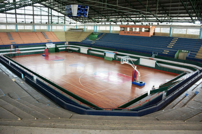 Cancha del coliseo en el polideportivo La California donde se juega la Copa América Futsal FIFA 2015. Portoviejo, Ecuador.