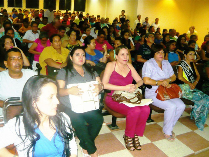 Público que concurrió a la conferencia de Joselías Sánchez Ramos en la Uleam local. El Carmen, Ecuador.