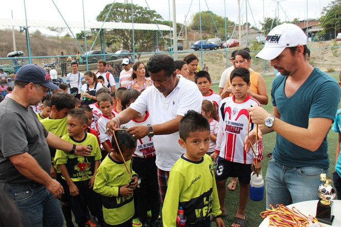 Premian a niños ganadores de campeonato municipal de fútbol. Manta, Ecuador.