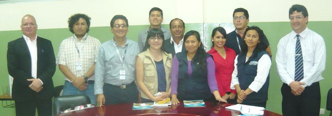 Delegación de evaluadores del CEAACES posan junto a funcionarios de la ULEAM. El Carmen, Ecuador.