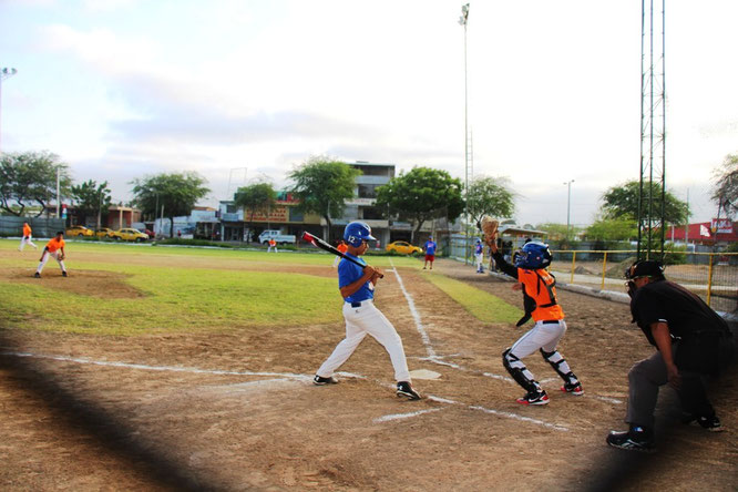 Beisbolistas locales se enfrentan a similares de Estados Unidos durante un partido amistoso. Manta, Ecuador.