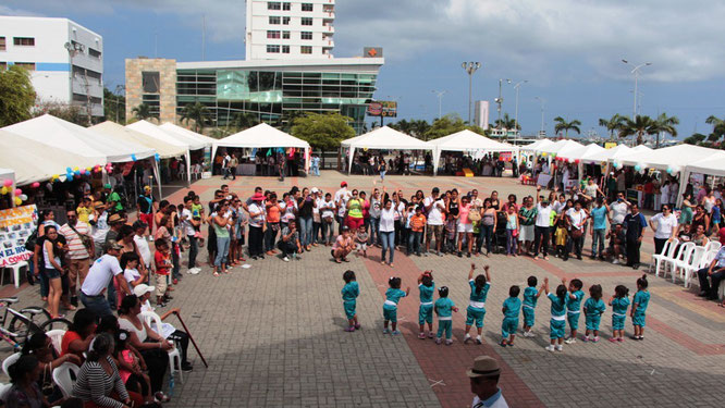 "Casa abierta" del Patronato municipal en la Plaza Cívica Eloy Alfaro. Manta, Ecuador.