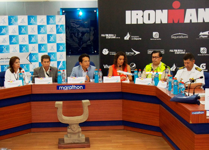 Presentación oficial de la competencia atlética internacional Ironman 70.3 que se correrá el 9 de agosto. Manta, Ecuador.