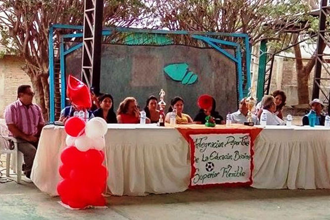 Mesa directiva del tercer Encuentro de Integración Deportiva de la Educación Básica Superior Flexible. Montecristi, Ecuador.