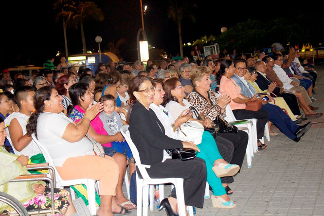 Madres de familia reciben homenaje público en la plaza cívica. Manta, Ecuador.