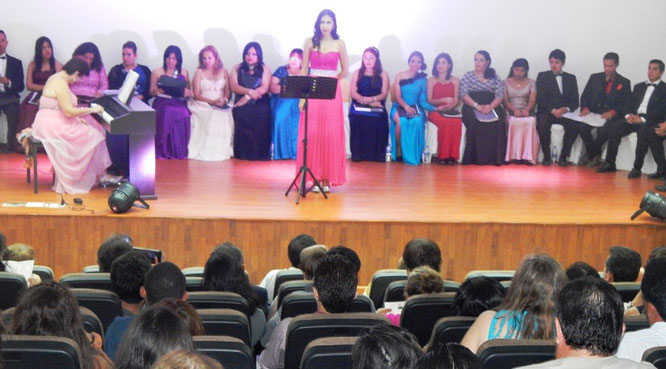 Coro Lírico de Montecristi durante una gala en el auditórium de la Unesum. Jipijapa, Ecuador.