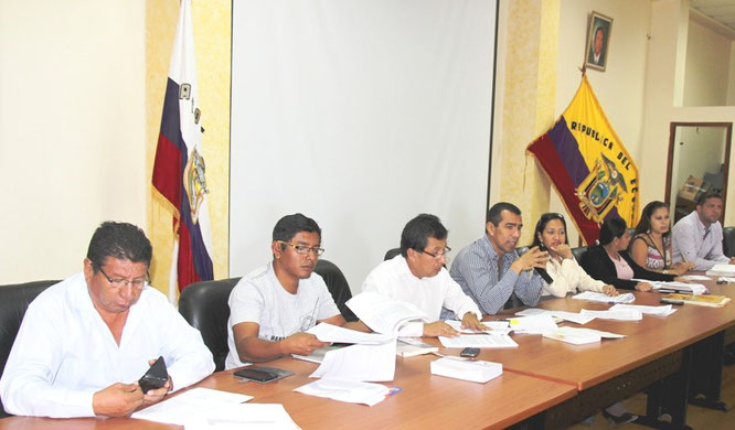 Concejo cantonal sesiona para aprobar el proyecto de ordenanza que regula los servicios del Cuerpo de Bomberos. Jaramijó, Ecuador.