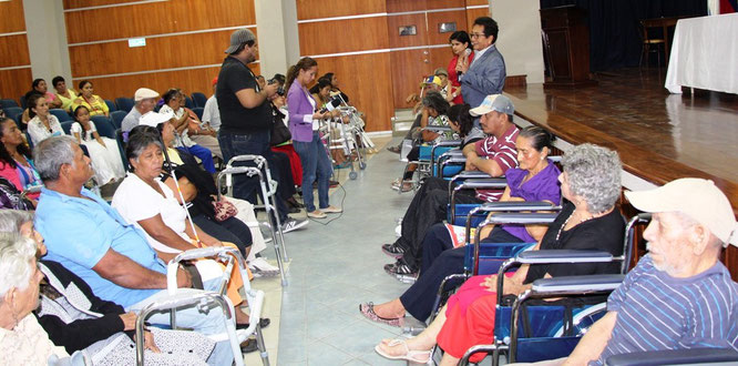 Personas necesitadas de ayudas técnicas para movilizarse, las reciben del Patronato municipal. Manta, Ecuador.