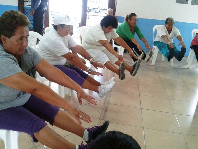 Adultos mayores afiliados al IESS de Manabí participan en actividades aeróbicas promovidas con fines de salud. Portoviejo, Ecuador.