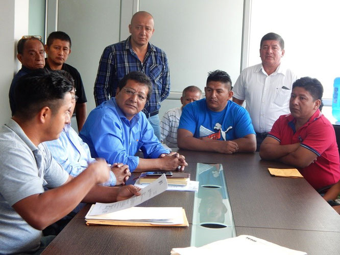 Alcalde Ricardo Quijije ofreció conceder el permiso de operación a la nueva compañía de taxis 20 de Marzo. Montecristi, Ecuador.