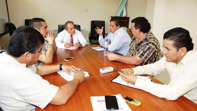 El alcalde y los presidentes de los gobiernos parroquiales rurales, reunidos para examinar el cumplimiento presupuestario. Chone, Ecuador.