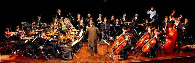Orquesta Sinfónica Infanto-Juvenil del GAD cantonal, durante un concierto en el auditórium de la Uleam. Chone, Ecuador.