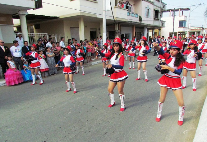 Cachiporreras colegiales desfilan el 12 de diciembre de 2014, en la conmemoración del nacimiento de la Parroquia Santa Rita. Chone, Ecuador.
