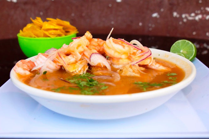 Plato servido con encebollado de pescado. Manta, Ecuador.