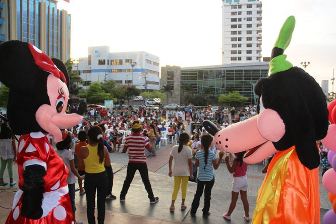 Panorámica del homenaje a los niños en la plaza cívica. Manta, Ecuador.