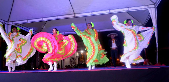 Grupo mexicano de danza durante su presentación frente al público. Chone, Ecuador.