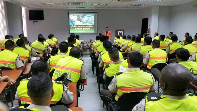 Miembros de la Policía Civil reciben capacitación para responder bien durante las emergencias provocadas por el clima. Manta, Ecuador.