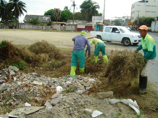 Desalojo de escombros y malezas en un barrio. Manta, Ecuador.