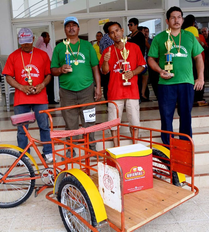 Cuatro tricicleros que ganaron una competencia organizada por el Municipio con motivo de las fiestas cantonales. Chone, Ecuador.