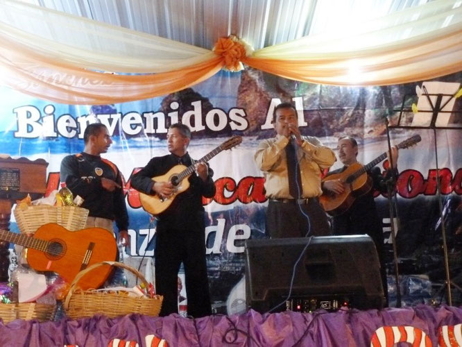 Cantautor Julio Rivera López durante su presentación en el festival de música ecuatoriana que ganó en 1988 en la parroquia San Lorenzo. Manta, Ecuador.