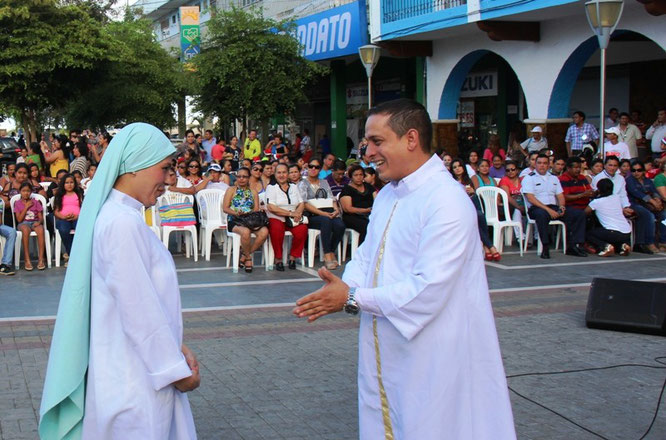 Representación de José y María, los personajes bíblicos, durante la novena navideña municipal. Manta, Ecuador.