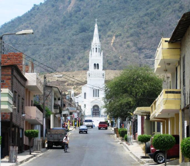 Una de las calles principales de la ciudad y al fondo la Basílica menor donde se venera a la santísima Virgen de Monserrate. Montecristi, Ecuador.
