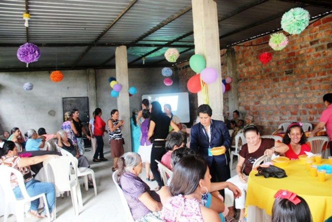 Fiesta navideña de adultos mayores protegidos por el GAD cantonal y el MIES. Portoviejo, Ecuador.