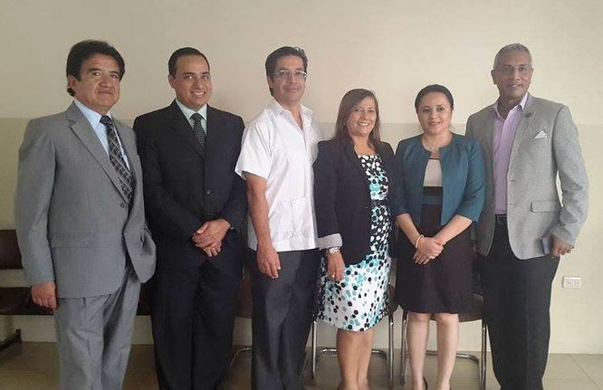 Nuevos directores departamentales de la Uleam, posando con el presidente de la Comisión Interventora dispuesta por el CES. Manta, Ecuador.