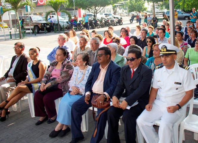 Una parte de los invitados a la proclamación de la Madre Símbolo del Municipio. Manta, Ecuador.