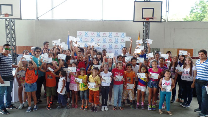 La Dirección Municipal de Deportes clausuró tres cursos vacacionales que se dieron en las canchas de uso múltiple del Patronato de Amparo Social: tenis, basquetbol y balonmano. Manta, Ecuador.