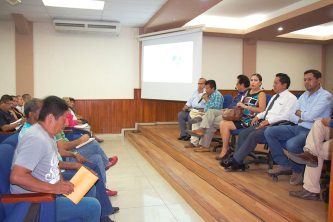 Miembros de la Federación de Barrios de la Parroquia Manta dialogan con el alcalde Jorge Zambrano en el Salón de la Ciudad. Manta, Ecuador.