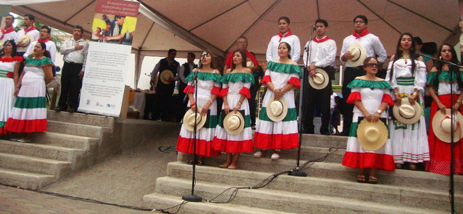 Coro Municipal Lírico de Montecristi, en la celebración por el aniversario del tejido de toquilla. Montecristi, Ecuador.