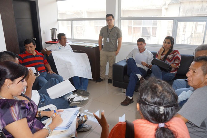 Representantes de comunidades que reclaman compensación por terrenos cedidos a Refinería del Pacífico. Montecristi, Ecuador.