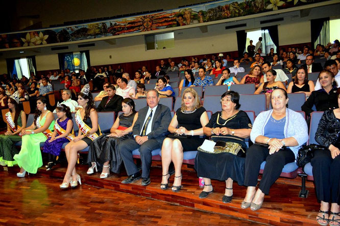 El público convocado por el concierto sinfónico de la orquesta infanto-juvenil municipal. Chone, Ecuador.