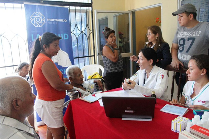Una brigada médica municipal atiende consultas de pacientes adultos mayores, en Los Arenales de Crucita. Portoviejo, Ecuador.