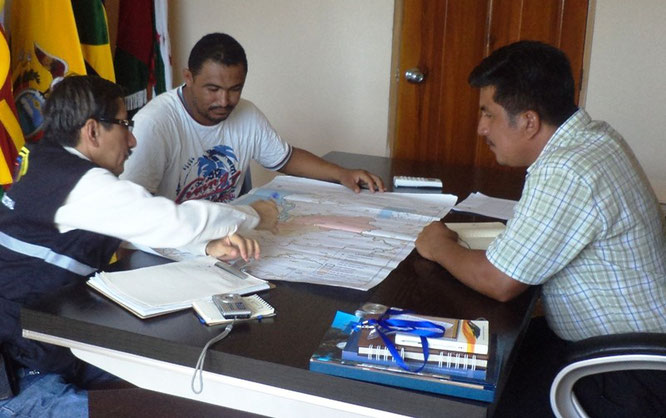Técnicos del CNE Manabí hacen el mapeo de nuevos recintos electorales en la provincia. Pedernales, Ecuador.