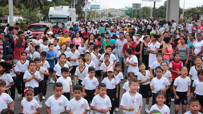Una multitud participa en el "Reto deportivo final" 2015. Manta, Ecuador.