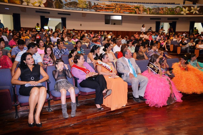 El público presente en la elección de las reinas infantiles 2015. Chone, Ecuador.