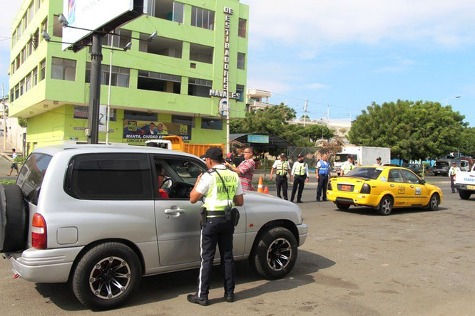 Agentes municipales de tránsito controlan que automovilistas tengan sus credenciales en regla. Manta, Ecuador.