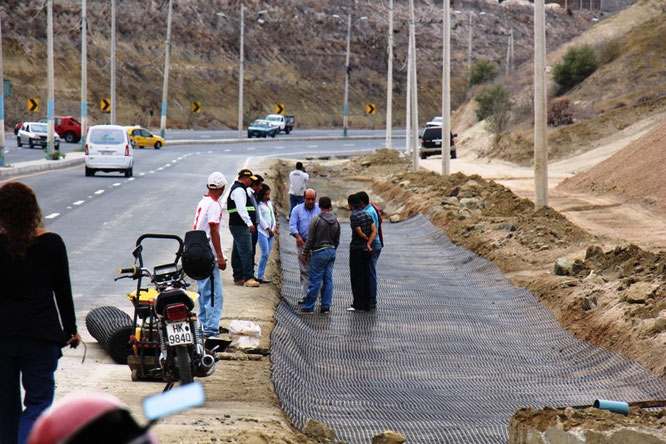 Colocación de geomalla para darle más consistencia y durabilidad al pavimento de una vía ensanchada. Manta, Ecuador.