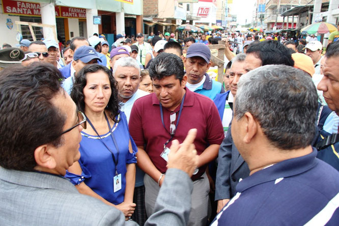 Comerciantes de pescados y mariscos de Tarqui presionan al alcalde Jorge Zambrano para que reorganice la actividad comercial. Manta, Ecuador.