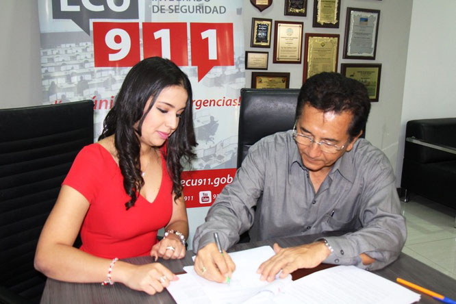 Directora provincial del ECU 911 en Manabí suscribe acuerdo de cooperación bilateral con alcalde local. Manta, Ecuador.