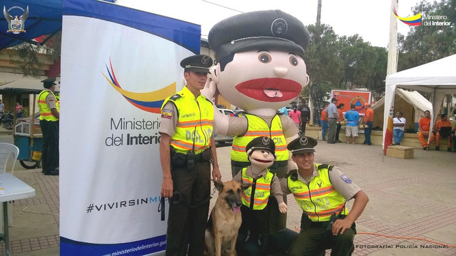 Mascotas de la Policía Civil nacional, durante su feria popular promotora de seguridad ciudadana. Chone, Ecuador.