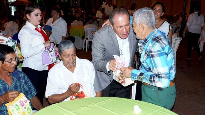 El alcalde de Chone reparte regalos durante la celebración del Día del Padre con progenitores de barrios populares. Chone, Ecuador.